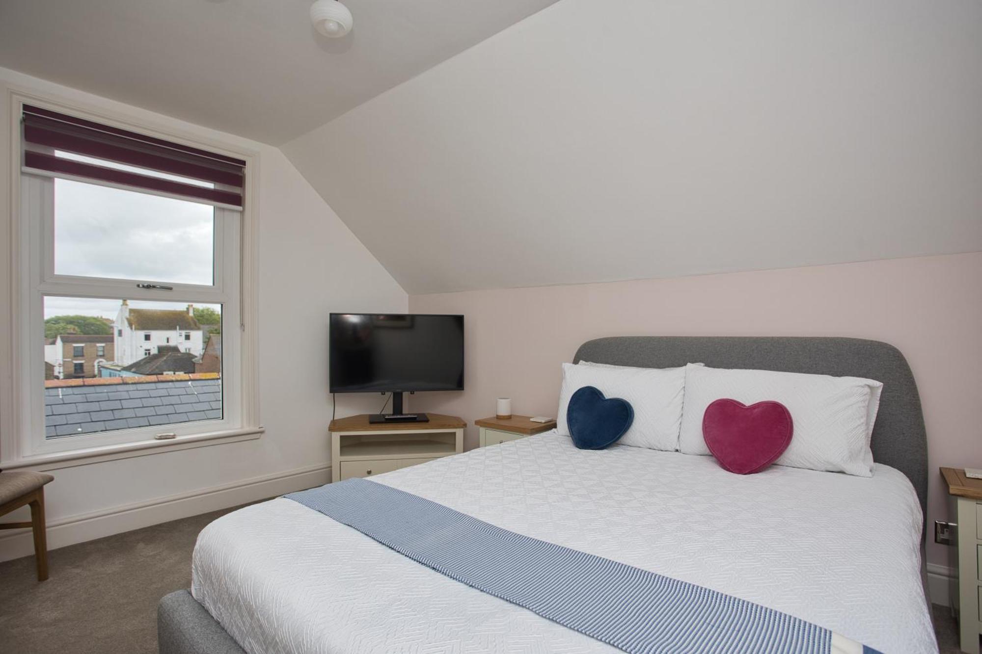 Spacious Seaside Escape In The Heart Of Deal, 4 Mins From The Beach Exteriér fotografie